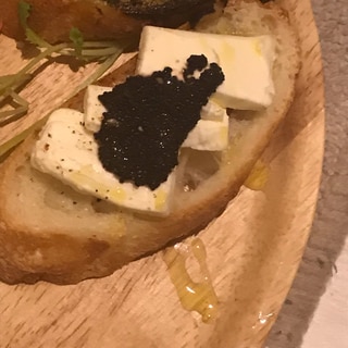黒トリュフとクリームチーズのブルスケッタ